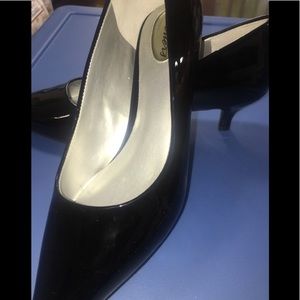 Trotters Black patent leather kitten heels